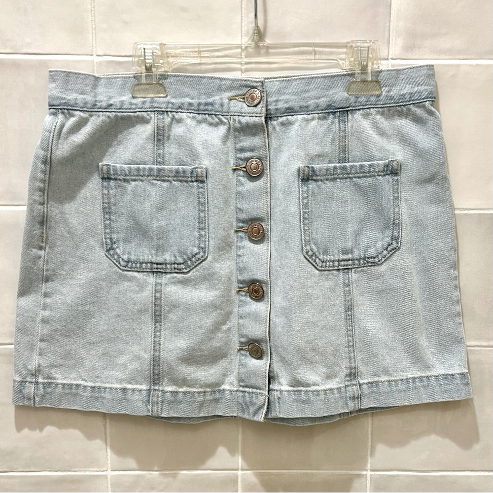 Forever 21 Light Wash Denim Skirt, Front Silver Buttons w 2 front pockets, Sz 29